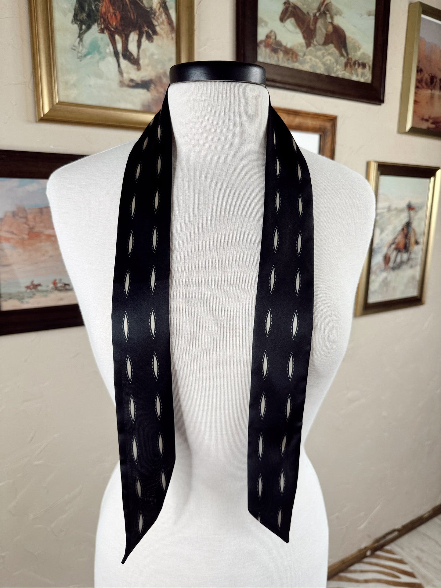 The Buckstitch Twilly in Black