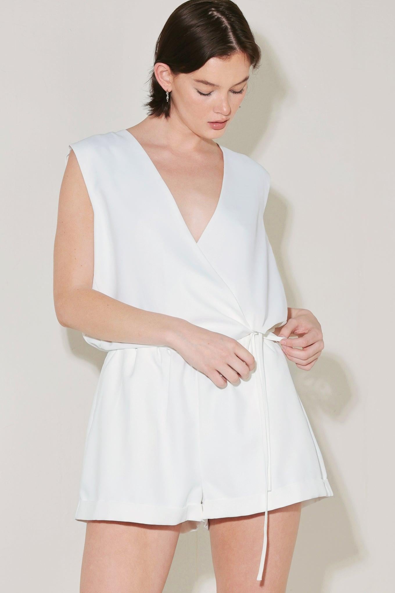 SUMMER ICON MODE WOVEN TOP